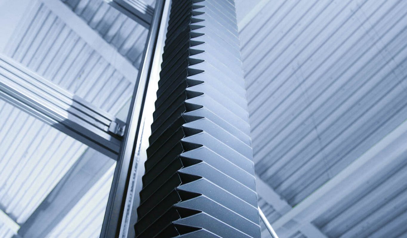 Nahaufnahme einer industriellen Maschine mit metallischen Kanten